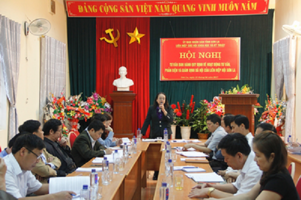 Bà Lường Thị Loan – Bí thư Đảng đoàn, Chủ tịch Liên hiệp Hội Sơn La chủ trì Hội nghị