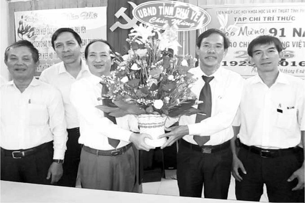 Đ/c Phan Đình Phùng, Tỉnh ủy viên, Phó Chủ tịch UBND Tỉnh (thứ 3, bên trái) cùng lãnh đạo Sở TT-TT Phú Yên tặng quà BBT Tạp chí Trí thức Phú Yên - Ảnh: Huỳnh Đức Thế