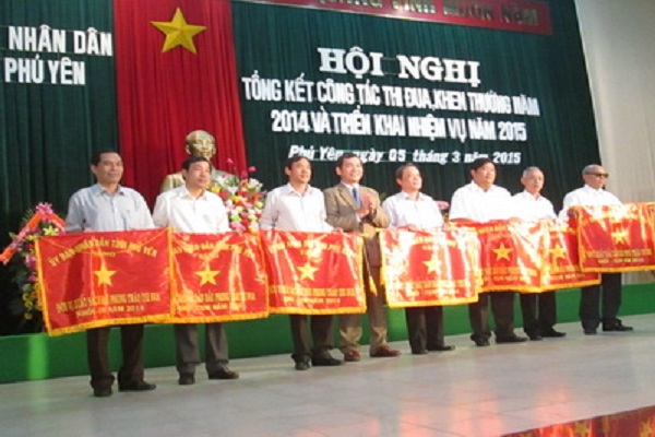 Th.S Nguyễn Hoài Sơn-Chủ tịch LHH-PY (thứ 3, bên trái) Đại diện lãnh đạo LHH nhận Cờ thi đua cùng các đơn vị tại Hội nghị - Ảnh: Hoàng Thế