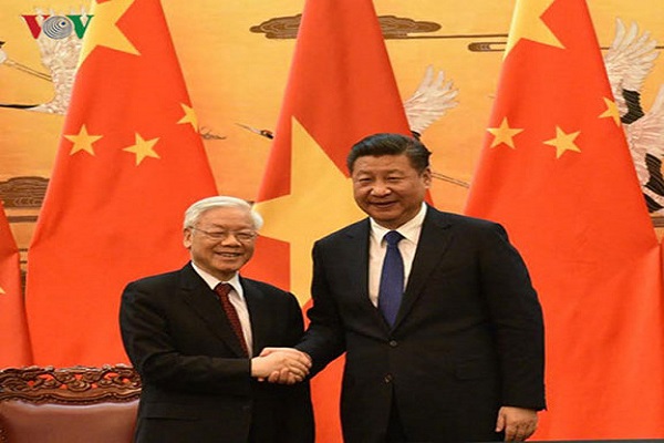 Tổng Bí thư, Chủ tịch Trung Quốc Tập Cận Bình bắt tay và nhiệt liệt chào mừng Tổng Bí thư Nguyễn Phú Trọng sang thăm chính thức Trung Quốc - Ảnh: VOV