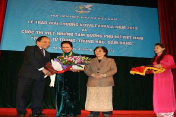 Lãnh đạo nhà nước trao hoa và bằng khen cho nhà khoa học đoạt giải thưởng