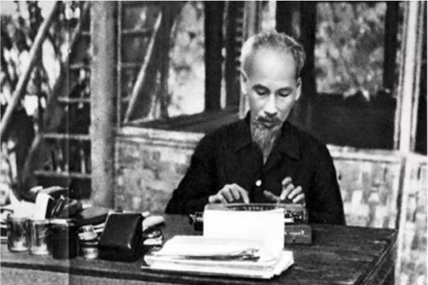 Riêng trong tháng 1/1955, cùng với những trách nhiệm nặng nề, bận rộn, Chủ tịch Hồ Chí Minh vẫn viết và cho đăng lên báo Đảng 32 bài báo. Ảnh: Tư liệu