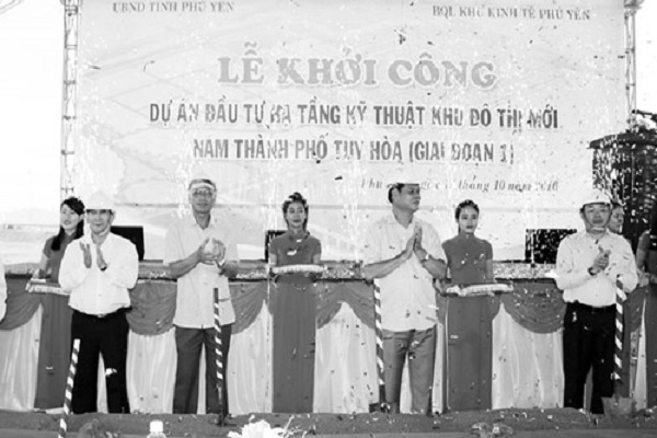 Các đồng chí lãnh đạo tỉnh thực hiện nghi thức khởi công dự án đầu tư hạ tầng kỹ thuật khu đô thị mới Nam TP Tuy Hòa (Giai đoạn 1). Ảnh: Ngô Xuân