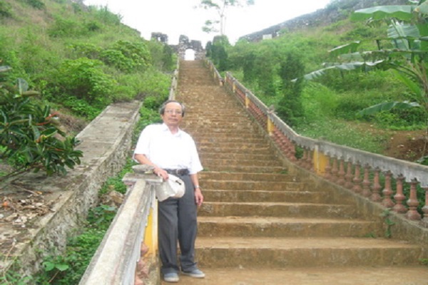 Nhà văn Trần Huiền Ân tại Di tích thành nhà Mạc ở tỉnh Cao Bằng.