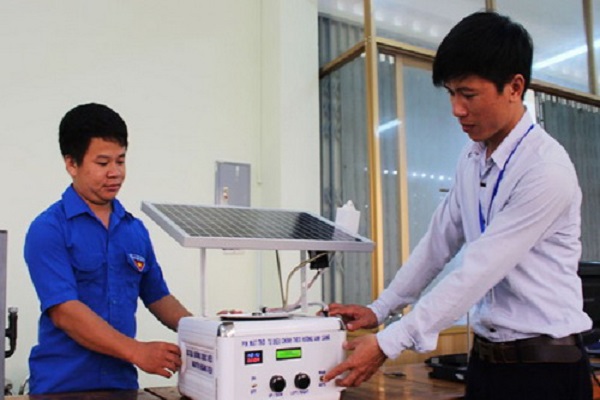 Dương Quốc Hiệu và Nguyễn Hoàng Viên với mô hình Pin năng lượng mặt trời tự điều chỉnh hướng theo ánh sáng