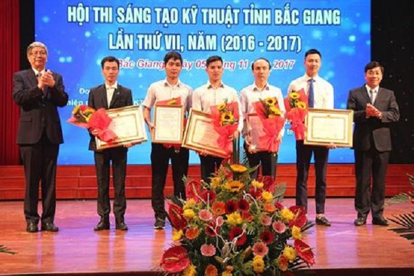 Ông Dương Văn Thái và GS.TSKH Đặng Vũ Minh trao giải Nhất Hội thi Sáng tạo Kỹ thuật tỉnh lần thứ VII cho các tác giả đoạt giải.