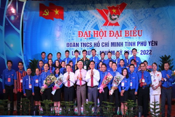 Các đồng chí lãnh đạo tỉnh tặng hoa chúc mừng các đồng chí trúng cử Ban Chấp hành Tỉnh đoàn Phú Yên khóa IX, nhiệm kỳ 2017-2022 - Ảnh: TRUNG HIẾU