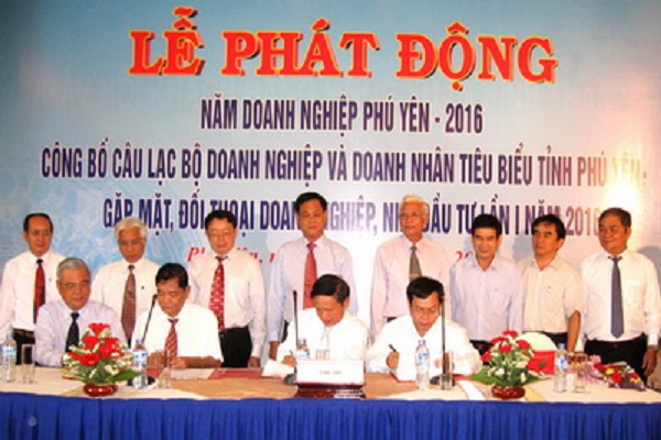 Các đồng chí lãnh đạo tỉnh chứng kiến các đơn vị chức năng và doanh nghiệp ký kết thực hiện Năm Doanh nghiệp Phú Yên 2016 - Ảnh: PV