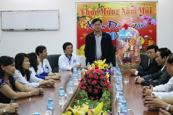 Bí thư Tỉnh ủy Huỳnh Tấn Việt thăm và chúc tết các bác sĩ ở Bệnh viện Đa khoa tỉnh - Ảnh: NGÔ XUÂN
