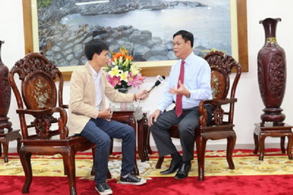 Bí thư Tỉnh ủy Huỳnh Tấn Việt trả lời phỏng vấn Đài PT-TH Phú Yên về công tác xây dựng, chỉnh đốn Đảng - Ảnh: THẠCH BÍCH