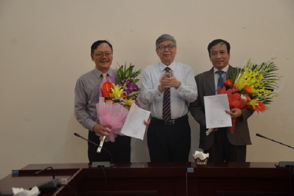 Chủ tịch LHHVN trao Quyết định và tặng hoa chúc mừng ông Lê Công Lương và ông Lê Duy Tiến.