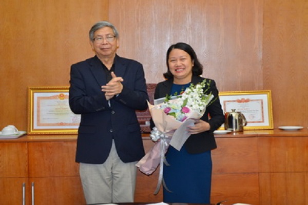 Chủ tịch LHHVN trao Quyết định và tặng hoa chúc mừng bà Bùi Kim Tuyến.