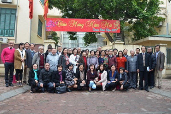 Các thế hệ lãnh đạo, cán bộ Cơ quan Liên hiệp Hội Việt Nam chụp ảnh giao lưu nhân buổi gặp mặt, chúc Tết các cán bộ hưu trí