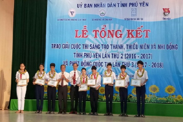 Th.S Nguyễn Hoài Sơn và Th.S Ngô Ngọc Thư trao giải thưởng cho các em học sinh đạt giải cao tại Hội thi