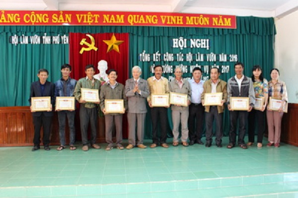Quang cảnh tập thể, hội viên xuất sắc trong công tác VAC giỏi năm 2016, nhận khen thưởng của Hội Làm vườn Phú Yên.