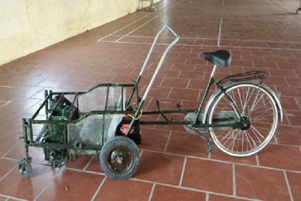 Thái Bình: Học sinh nghèo chế tạo thành công xe đạp cắt cỏ