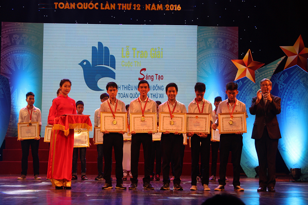 GS.VS.TSKH. Đặng Vũ Minh, Chủ tịch Liên hiệp các hội Khoa học và Kỹ thuật Việt Nam trao giải đặc biệt Cuộc thi toàn quốc lần thứ 12, năm 2016.