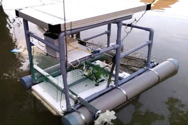 Robot vớt rác trên sông do Anh Duy và Uyên Khanh sáng chế.