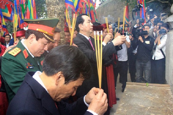 Chủ tịch nước Trần Đại Quang thắp hương tại Lăng Vua Hùng