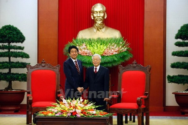  Thủ tướng Nhật Shinzo Abe chào xã giao Tổng Bí thư Nguyễn Phú Trọng - Ảnh: Vietnam+
