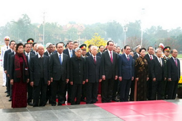 Các đồng chí lãnh đạo Đảng, Nhà nước, MTTQ Việt Nam đã tới đặt vòng hoa, vào Lăng viếng Chủ tịch Hồ Chí Minh - Ảnh: VGP