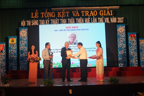 Phó Bí thư Thường trực Tỉnh ủy Bùi Thanh Hà và Chủ tịch UBND Nguyễn Văn Cao trao giải Nhất cho tác giả Nguyễn Linh tại lễ tổng kết Hội thi 2017
