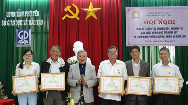 Ông Lê Văn Hữu trao giấy khen cho các cá nhân có thành tích xuất sắc trong công tác khuyến học năm 2017