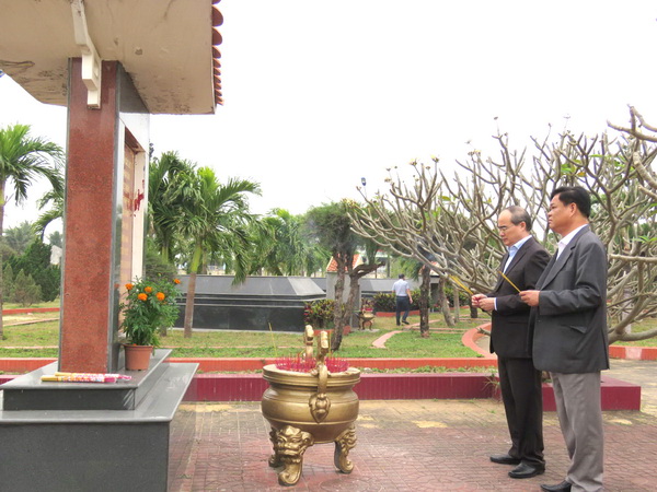 Đồng chí Nguyễn Thiện Nhân và đồng chí Huỳnh Tấn Việt dâng hương tại Nghĩa trang liệt sĩ tỉnh - Ảnh: THÙY THẢO