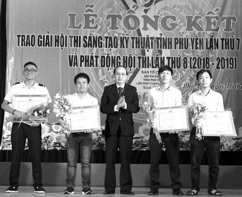 Đồng chí Phan Đình Phùng, Phó Chủ tịch UBND tỉnh Phú Yên trao Bằng khen của UBND Tỉnh cho các tác giả đạt giải Nhất tại Hội thi. Ảnh: CTV