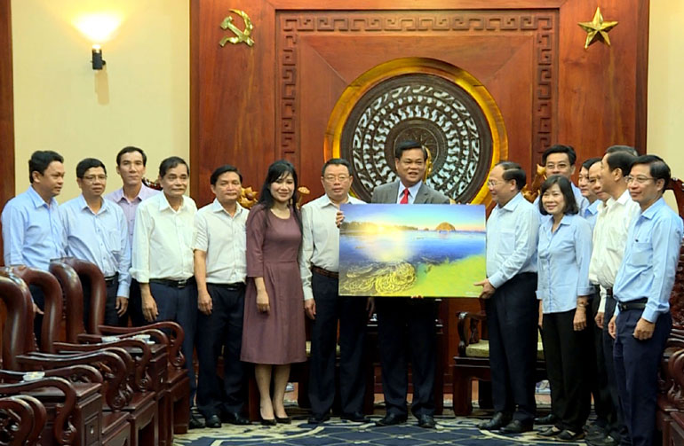 Tại buổi làm việc, lãnh đạo tỉnh tặng bức ảnh phong cảnh Phú Yên cho lãnh đạo TP Hồ Chí Minh - Ảnh: AN BANG