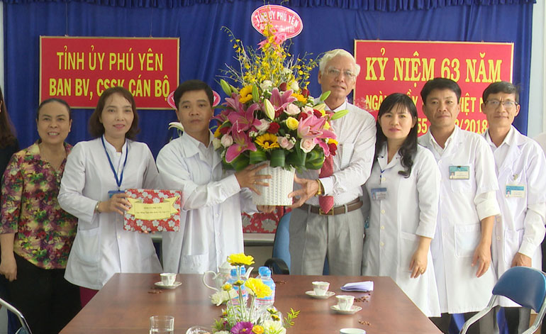 Phó Bí thư thường trực Tỉnh ủy Lương Minh Sơn chúc mừng Ban Bảo vệ, chăm sóc sức khỏe cán bộ tỉnh - Ảnh: HOÀNG CHƯƠNG