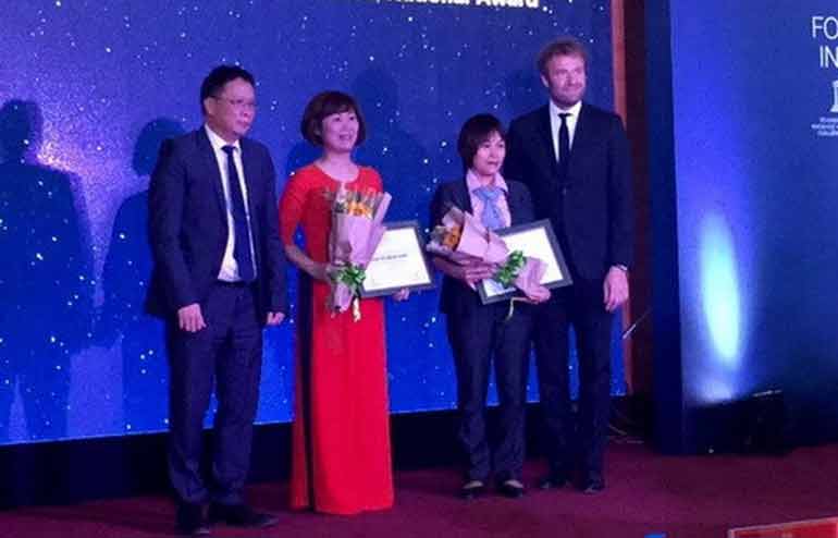 Hai nhà khoa học được Chủ tịch viện hàn lâm Khoa học Công nghệ Việt Nam Châu Văn Minh trao giải thưởng nhà khoa học nư xuất sắc 2017 - Ảnh: Vietnam+