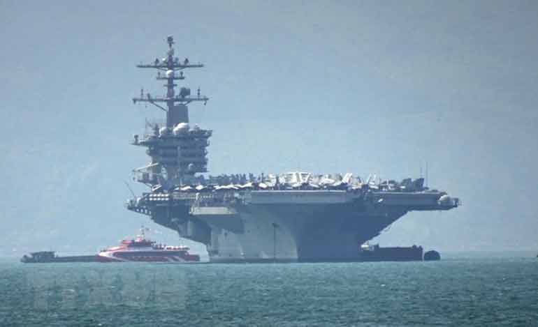 Tàu sân bay USS Carl Vinson neo tại vịnh Đà Nẵng - Ảnh: TTXVN