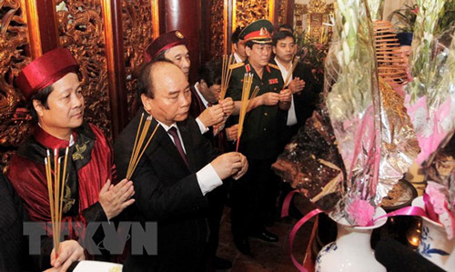 Thủ tướng Nguyễn Xuân Phúc và các đại biểu dâng hương tại Đền Thượng - Ảnh: TTXVN