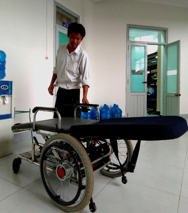 Xe lăn điện đa năng được giới thiệu tại hội đồng nghiệm thu đề tài nghiên cứu thiết kế, chế tạo xe lăn đa năng cho người bệnh, người khuyết tật - Ảnh: THÁI HÀ