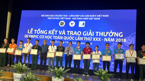 TS Phan Tùng Mậu, Phó Chủ tịch Liên hiệp Hội Việt Nam trao huy chương vàng cho các sinh viên đạt giải Nhất