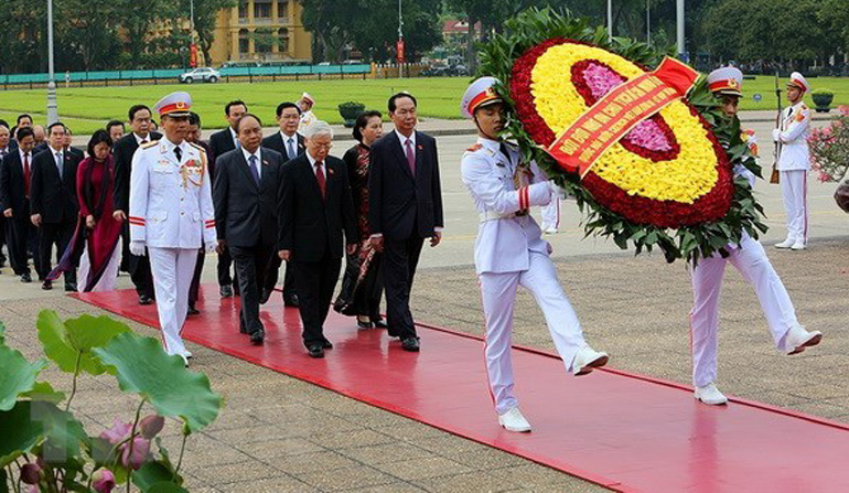 Lãnh đạo Đảng, Nhà nước và đại biểu Quốc hội đặt vòng hoa và vào Lăng viếng Chủ tịch Hồ Chí Minh - Ảnh: TTXVN