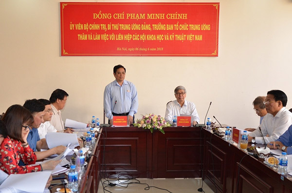 Đồng chí Phạm Minh Chính làm việc với LHHVN