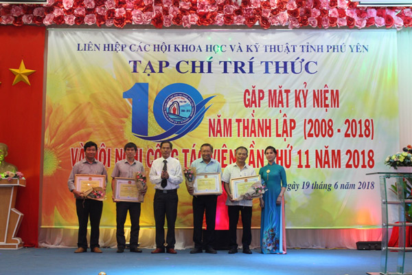 Tổng biên tập Nguyễn Hoài Sơn trao Bằng khen cho các cá nhân đạt thành tích xuất sắc