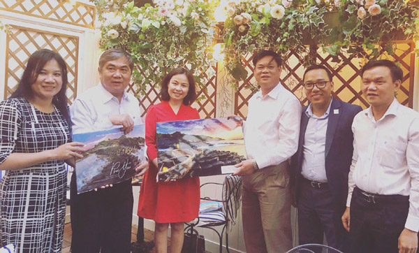Các đồng chí lãnh đạo tỉnh tặng tranh phong cảnh Phú Yên cho Đại sứ Trần Thị Hoàng Mai - Ảnh: NGỌC THỦY
