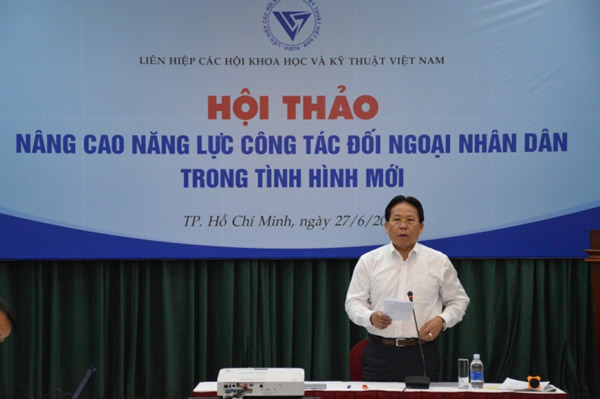 Phó Chủ tịch Liên hiệp Hội Việt Nam Nghiêm Vũ Khải phát biểu khai mạc Hội thảo.