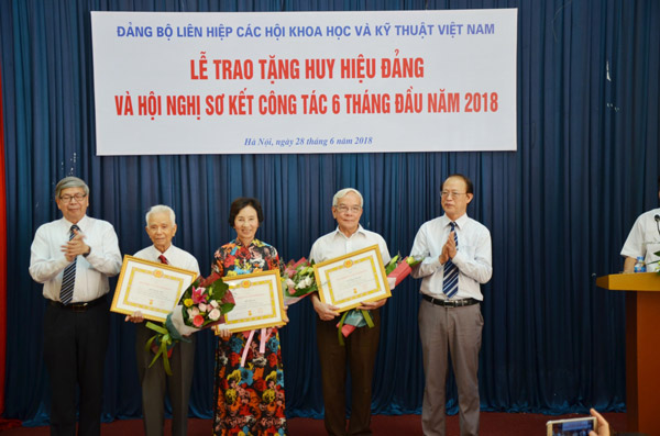 Đồng chí Đặng Vũ Minh – Bí thư Đảng đoàn, Chủ tịch LHHVN, đồng chí Phạm Văn Tân - Bí thư Đảng ủy, PCT kiêm TTK LHHVN trao Huy hiệu 55 năm tuổi Đảng cho các đảng viên