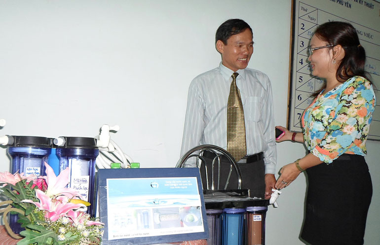 Bà Nguyễn Thụy Ái Trinh giới thiệu Giải pháp chế tạo cột lọc sứ xốp - nano bạc ứng dụng để xử lý nước uống - Ảnh: THÁI HÀ