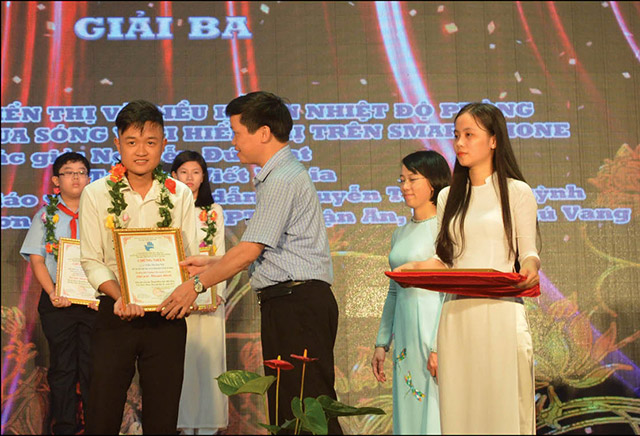 Nhóm tác giả được trao giải Ba tại cuộc thi Sáng tạo Thanh thiếu niên Nhi đồng tỉnh năm 2018