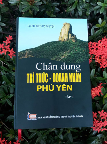Bìa sách Chân dung trí thức - doanh nhân Phú Yên (tập 1) - Ảnh: YÊN LAN