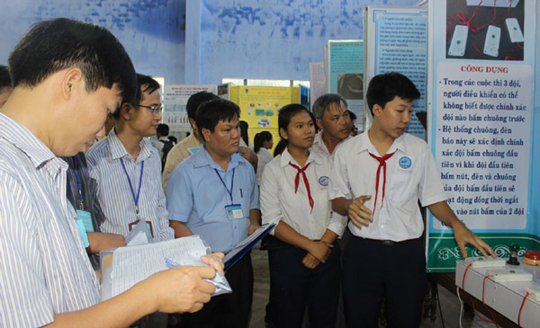 Học sinh phổ thông trung học tham gia thuyết trình tại cuộc thi sáng tạo KHKT