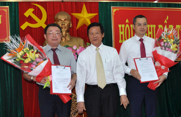 Đồng chí Hà Ban (giữa) trao quyết định và tặng hoa cho hai đồng chí Hoàng Văn Trà (bên trái) và Phạm Đại Dương (bên phải) - Ảnh: XUÂN HIẾU