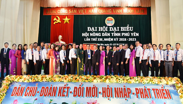 Ban Chấp hành HND tỉnh Phú Yên khóa XIII, nhiệm kỳ 2018-2023 ra mắt đại hội - Ảnh: NGỌC HÂN