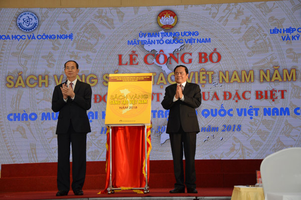 Chủ tịch nước Trần Đại Quang và Chủ tịch UBTWMTTQVN Trần Thanh Mẫn thực hiện nghi thức công bố Sách vàng sáng tạo Việt Nam 2018
