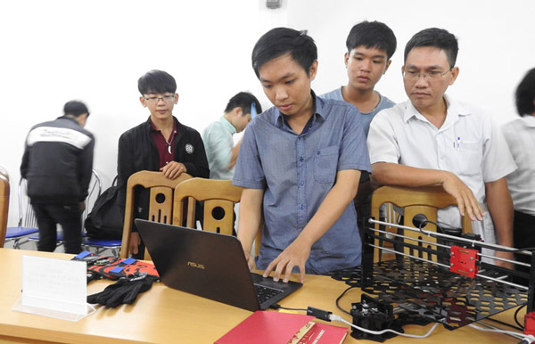 Ngô Huỳnh Ngọc Khánh, sinh viên Trường đại học Khoa học tự nhiên (Đại học Quốc gia TP HCM) mong muốn sản phẩm máy cắt laser công nghệ IoT được tỉnh hỗ trợ trong thử nghiệm và quảng bá sản phẩm